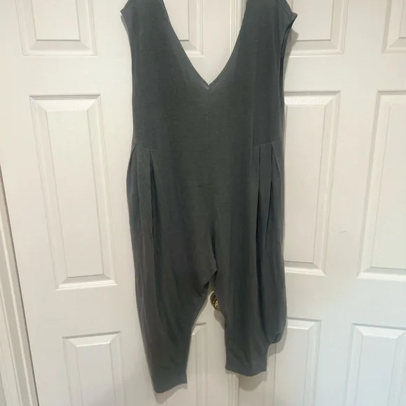Free People gray Jumpsuit Beach Sleeveless Oversized Summer Casual pockets Sz M - Picture 4 of 9